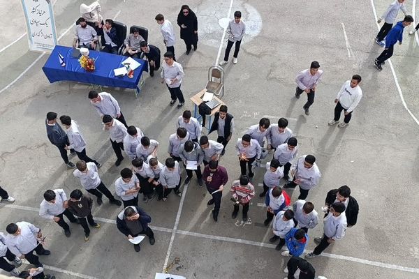 مسابقه «نجات تخم‌مرغ» در دبیرستان شهید بهشتی بهبهان