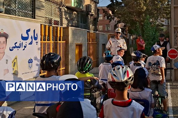 مسابقه دوچرخه‌سواری همیاران ترافیک در فرهنگسرای امام‌علی(ع) شهرک وایین شهریار