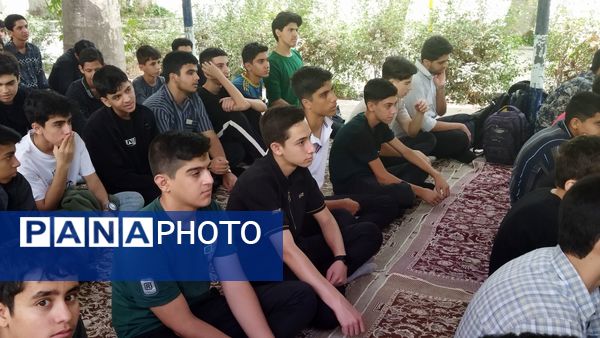اولین نماز جماعت پایه دهمی ها همراه با کادر دبیرستان شاهد ابوذر غفاری 