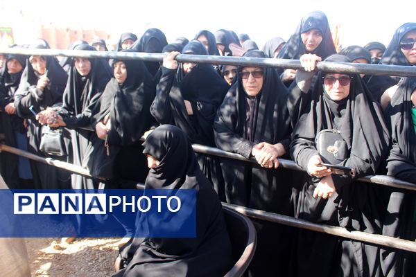 جلوه‌هایی از حضور نوجوانان در مراسم تشییع و خاکسپاری شهدای گمنام