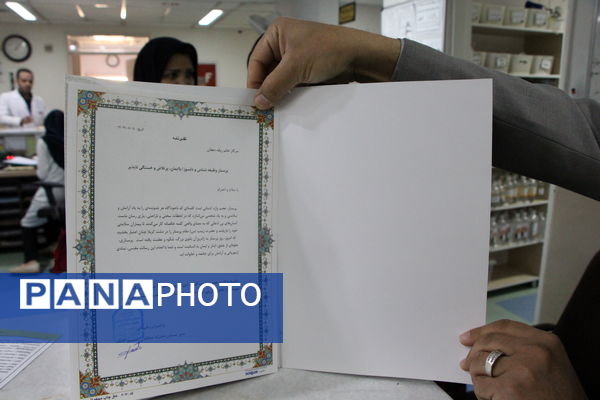 تقدیر دانشآموزان دبستان دخترانه صادقیان یزد از مادر پرستار