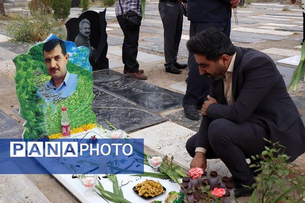 مراسم غبارروبی مزار شهدای فرهنگی در پاکدشت 
