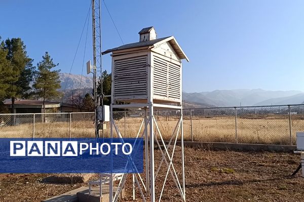 بازدید دانش‌آموزان مدرسه الزهرا یاسوج  از ایستگاه هواشناسی