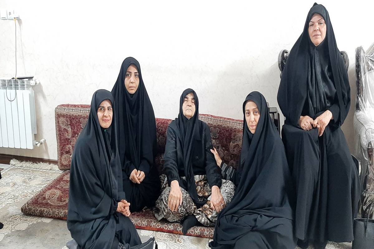 تیم فوریت و مداخله در بحران ناحیه ۴ کرج و مرکز مشاوره استان با خانوادههای شهدای حمله اخیر رژیم صهیونیستی دیدار کردند