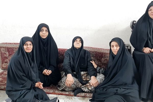  تیم فوریت و مداخله در بحران ناحیه ۴ کرج و مرکز مشاوره استان با خانواده‌های شهدای حمله اخیر رژیم صهیونیستی دیدار کردند