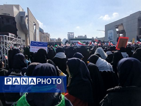 خروش ۱۳ آبان در مشهد؛ دانش‌آموزان، نماد ایستادگی