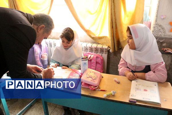 هم‌اندیشی مدیر و معلمان"دبستان گل‌های بهشت" فیروزکوه