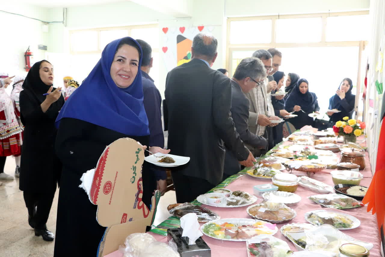 جشنواره غذای سالم در دبستان دخترانه سما شهرستان شیروان
