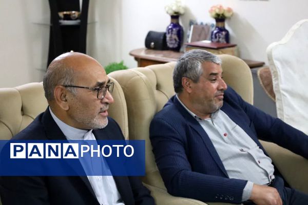 دیدار معاون سیاسی، امنیتی و اجتماعی استاندار یزد، با خانواده‌های شهدای معلم
