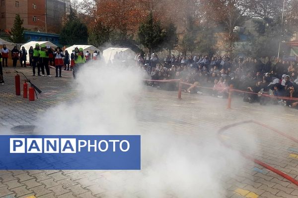 مانور زلزله در دبیرستان شاهد شهید حمامی ناحیه۶ مشهد