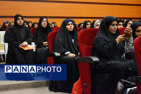 بدرقه دانش‌آموزان بهارستانی به راهیان‌نور