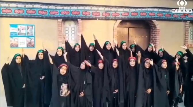 موکب نوجوانان دختر در شهر حبیب آباد