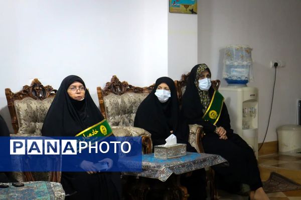 تجلیل دانش‌آموزان بندرعباسی از خانواده شهید در آستانه میلاد حضرت زهرا(س)