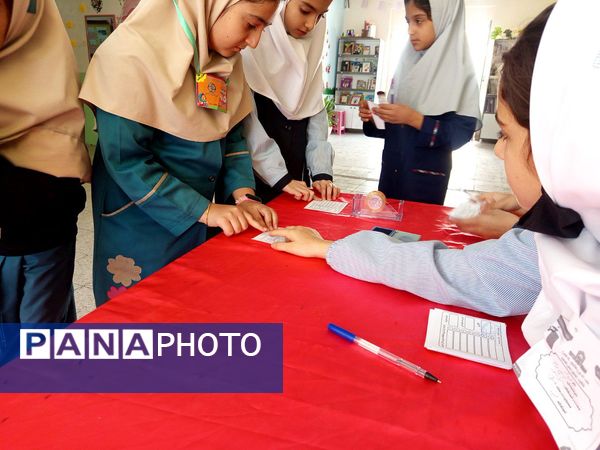 انتخابات شورای دانش آموزی در دبستان سمیه