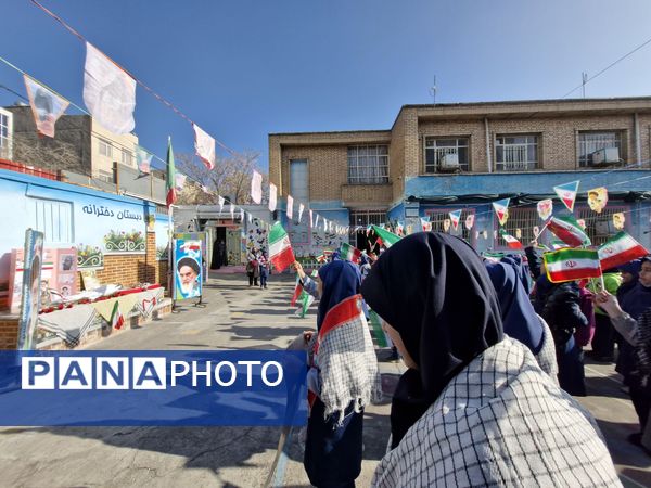 نواختن زنگ انقلاب در دبستان شاهد کوثر ناحیه پنج 