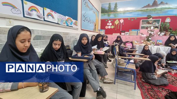 عطر مطالعه در کافه کتاب کلاس پنجم دبستان شاهد بنت‌الحسین تبریز