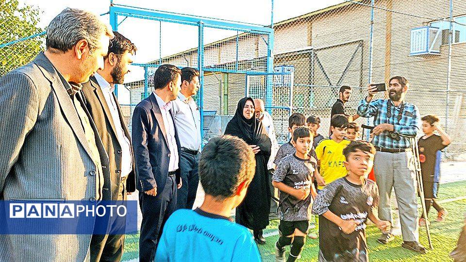 فرماندار کاشمر از سالن و چمن مصنوعی روستای قوژد بازدید کرد