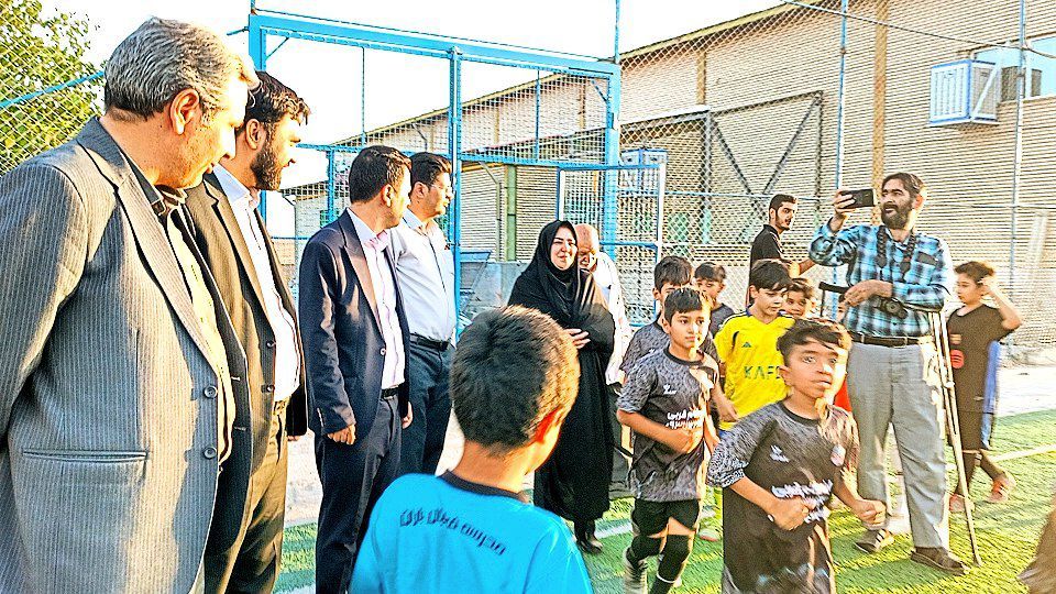 فرماندار کاشمر از سالن و چمن مصنوعی روستای قوژد بازدید کرد