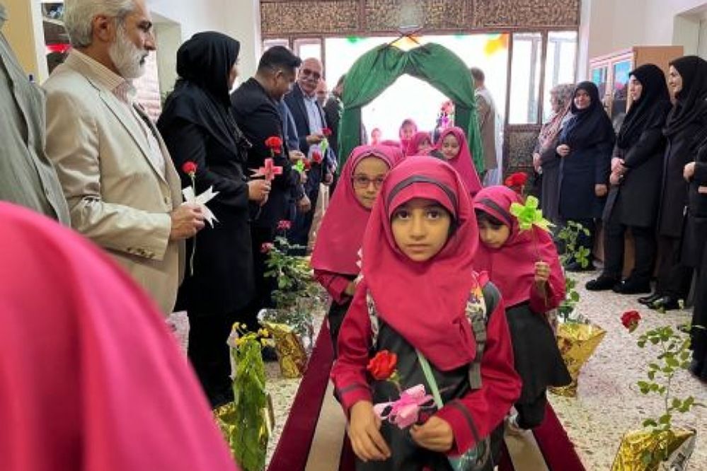 جشن بزرگ‌ بازگشایی مدارس در مدرسه پروین اعتصامی رودهن 