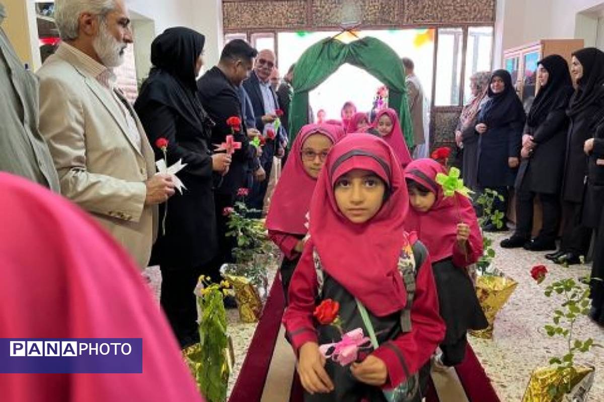 جشن بزرگ‌ بازگشایی مدارس در مدرسه پروین اعتصامی رودهن 