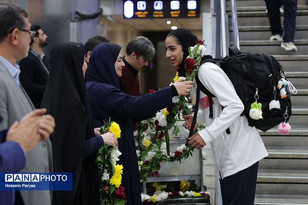 بازگشت طلایی‌پوشان بلندقامت دانش‌آموز ایران با کاپ قهرمانی