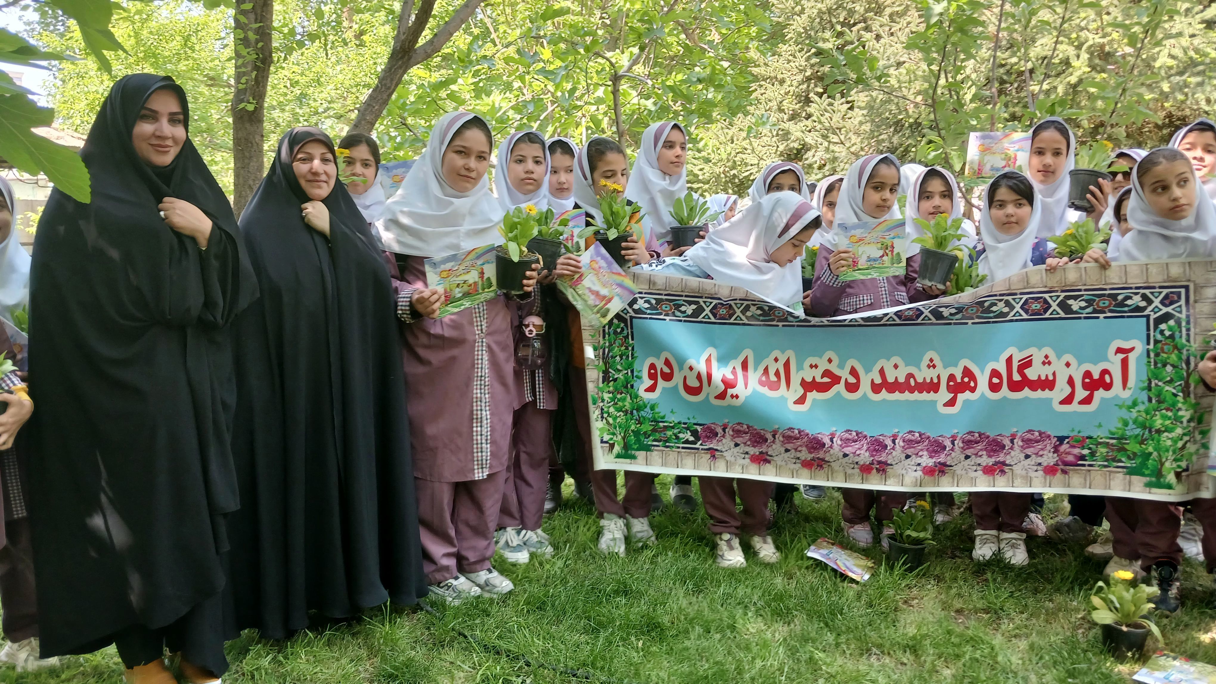 بازدید دانش‌آموزان مدرسه ایران از فضای سبز شهرداری ملارد به مناسبت روز زمین پاک