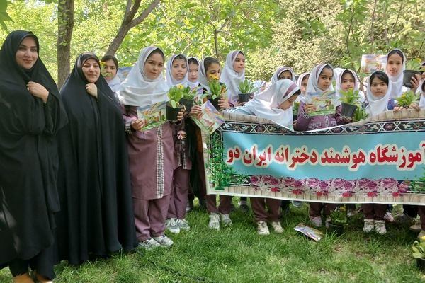 بازدید دانش‌آموزان مدرسه ایران از فضای سبز شهرداری ملارد به مناسبت روز زمین پاک