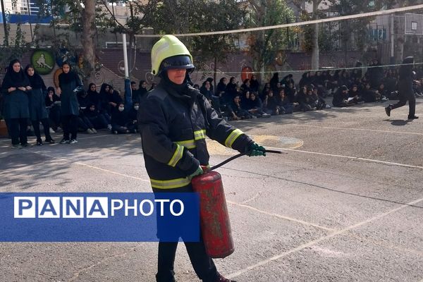  آموزش مهارت‌های اطفای حریق در دبیرستان نمونه محبوبه محبی نیشابور 