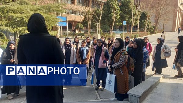 بازدید دانش‌آموزان مدارس هیأت امنایی فرزانگان و شهدای مدافع حرم از دانشگاه صنعتی شریف 