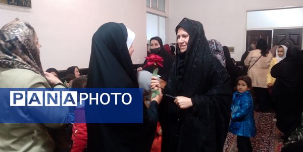 بوسه بر دستان مادر در دبیرستان والدین آناخاتون