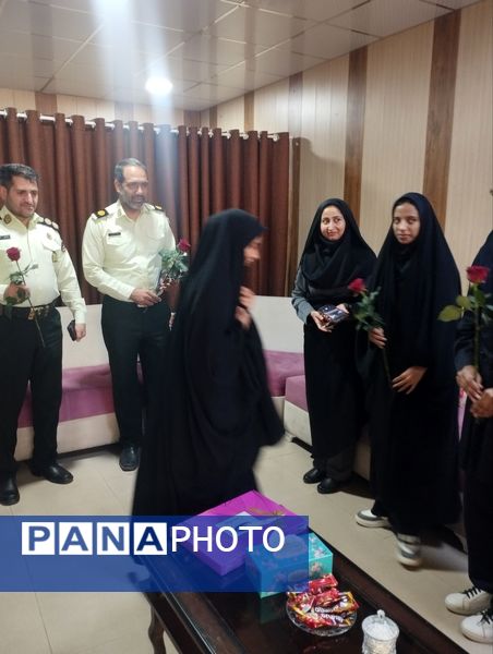 تقدیر دانش‌آموزان از تلاش‌های پلیس در هفته نیروی انتظامی