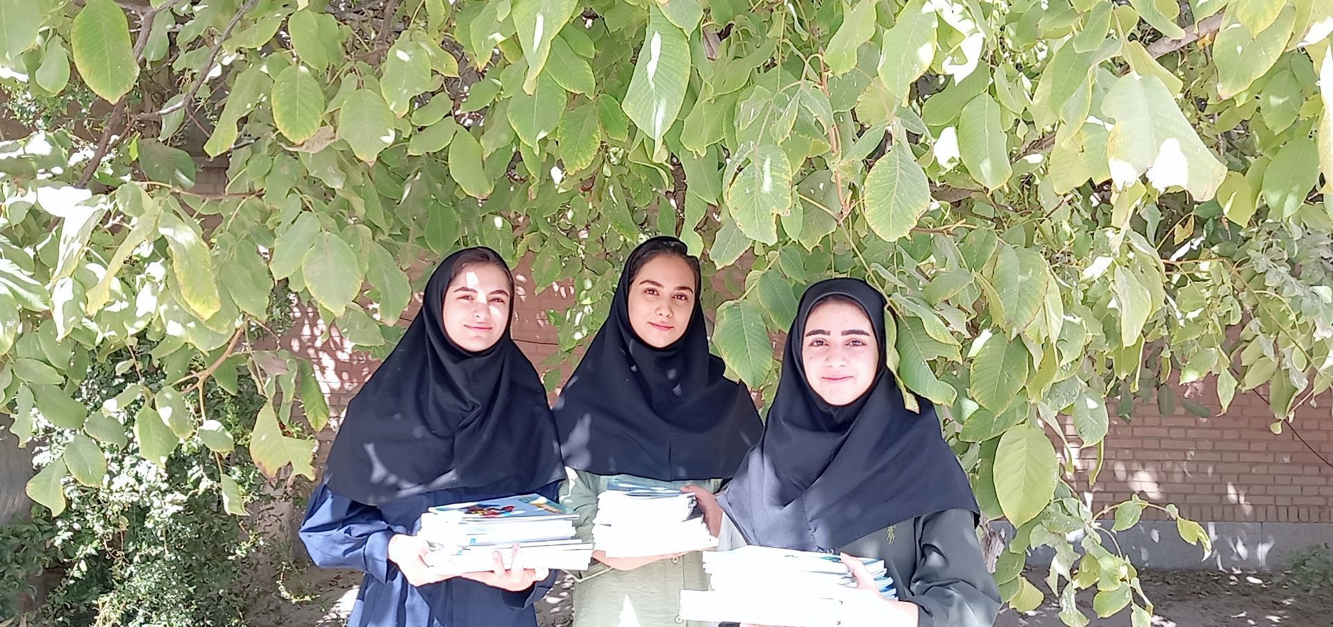 عکس یادگاری یازدهمیهای دبیرستان محدثه خرمآباد در آغاز سال تحصیلی