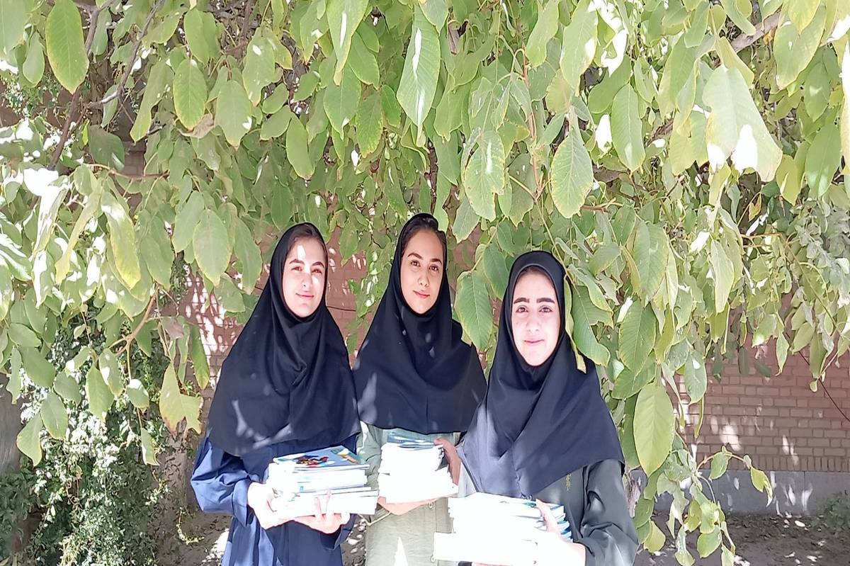 عکس یادگاری یازدهمی‌های دبیرستان محدثه خرم‌آباد در آغاز سال تحصیلی