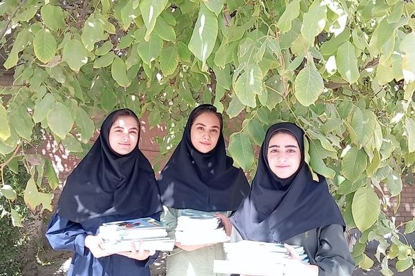 عکس یادگاری یازدهمی‌های دبیرستان محدثه خرم‌آباد در آغاز سال تحصیلی