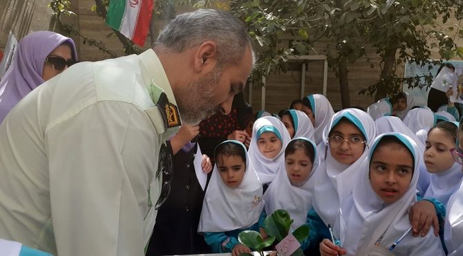 قدردانی دانش‌آموزان دبستان ریحانه‌های بهشتی از قهرمانان امنیت