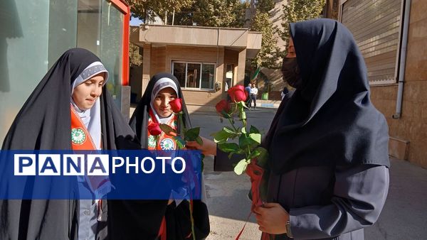 تجلیل دانشآموزان پیشتازان دبستان «دانش و هنر» نظرآباد از پرستاران بیمارستان امام حسن(ع)
