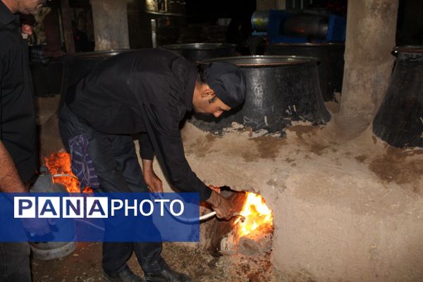 آماده‌سازی هلیم عاشورا در روستای اسحاق آباد نیشابور 