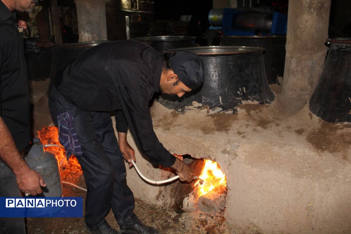 آمادهسازی هلیم عاشورا در روستای اسحاق آباد نیشابور
