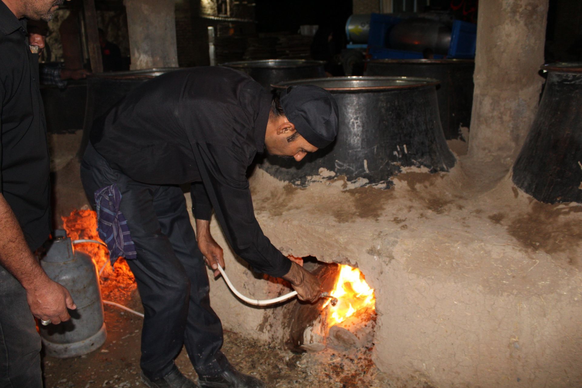 آماده‌سازی هلیم عاشورا در روستای اسحاق آباد نیشابور 