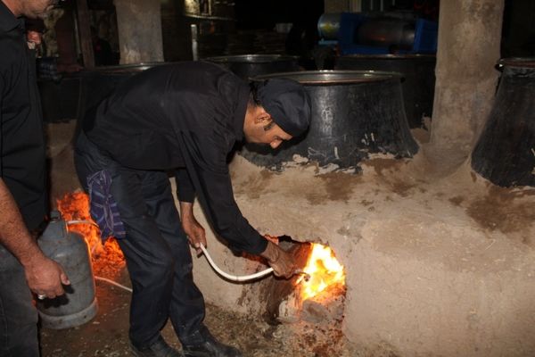 آماده‌سازی هلیم عاشورا در روستای اسحاق آباد نیشابور 