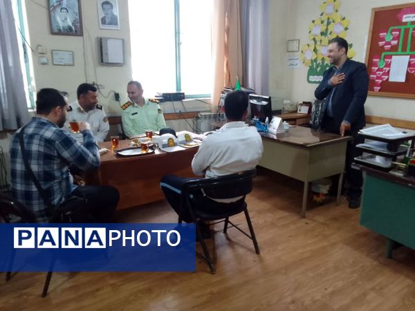 کلاس آموزش آسیب‌های اجتماعی در دبستان اسفندیار طیبی قائمشهر