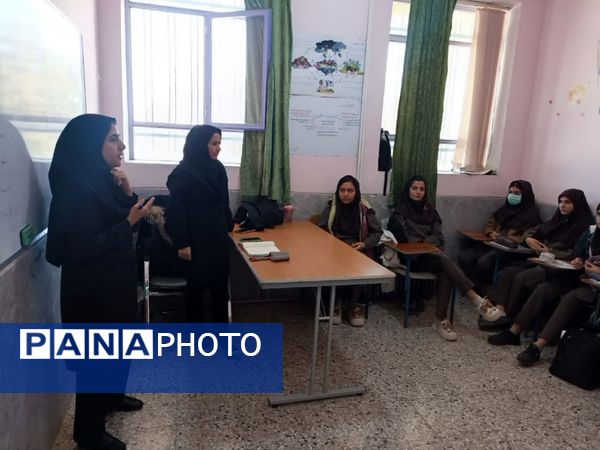 کارگاه آموزشی هدایت تحصیلی و مهارت‌های زندگی در خاتم 