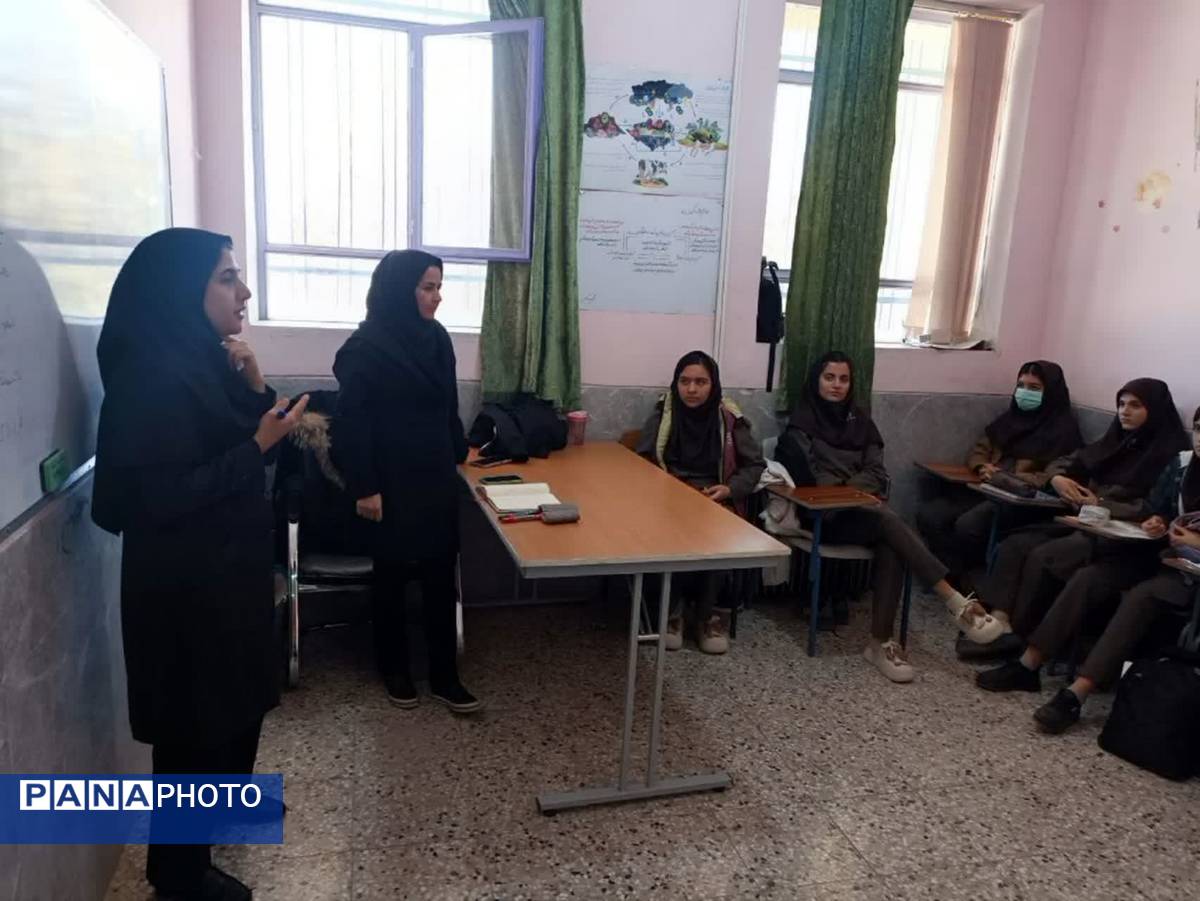 کارگاه آموزشی هدایت تحصیلی و مهارت‌های زندگی در خاتم 