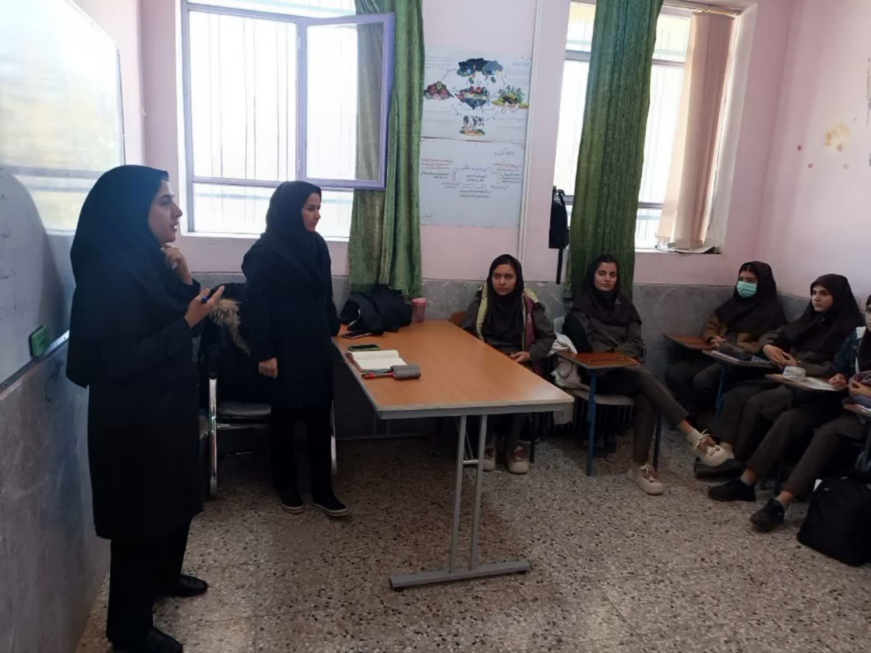 کارگاه آموزشی هدایت تحصیلی و مهارت‌های زندگی در خاتم 