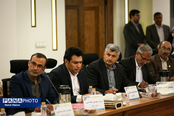 نشست صمیمی وزیر آموزش و پرورش با معلمان نمونه کشوری