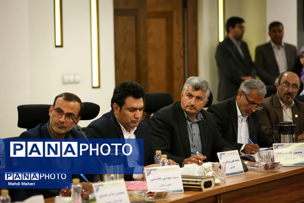 نشست صمیمی وزیر آموزش و پرورش با معلمان نمونه کشوری