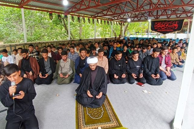 اقامه نماز دانش‌آموزی با حضور ۱۲۰ دانش‌آموز پسر در اردوگاه شهید بهشتی یاسوج