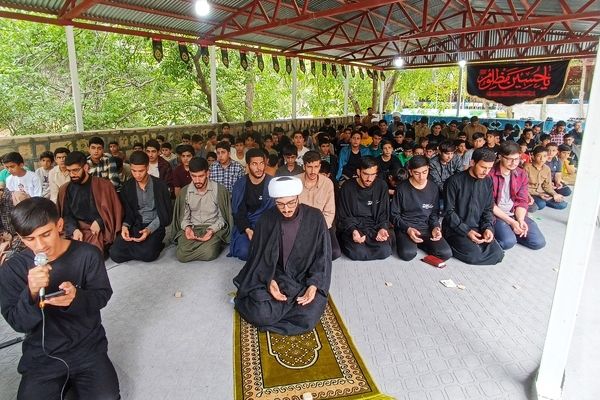 اقامه نماز دانش‌آموزی با حضور ۱۲۰ دانش‌آموز پسر در اردوگاه شهید بهشتی یاسوج