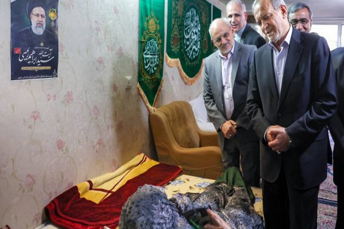 حضور رئیسجمهور پزشکیان در منزل مادر شهید رئیسی