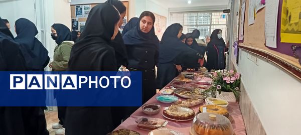 جشنواره کیک و دسر در دبیرستان کوثر فرهنگیان 